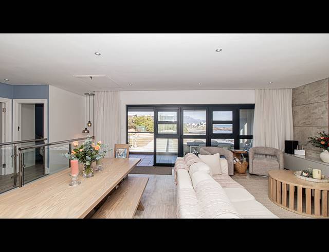 4 BEDROOM HOUSE FOR SALE IN BEACHFRONT